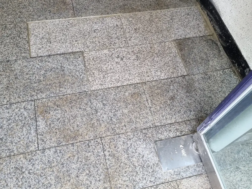 바닥 대리석 구멍난 부위를 새 판으로 교체한 결과