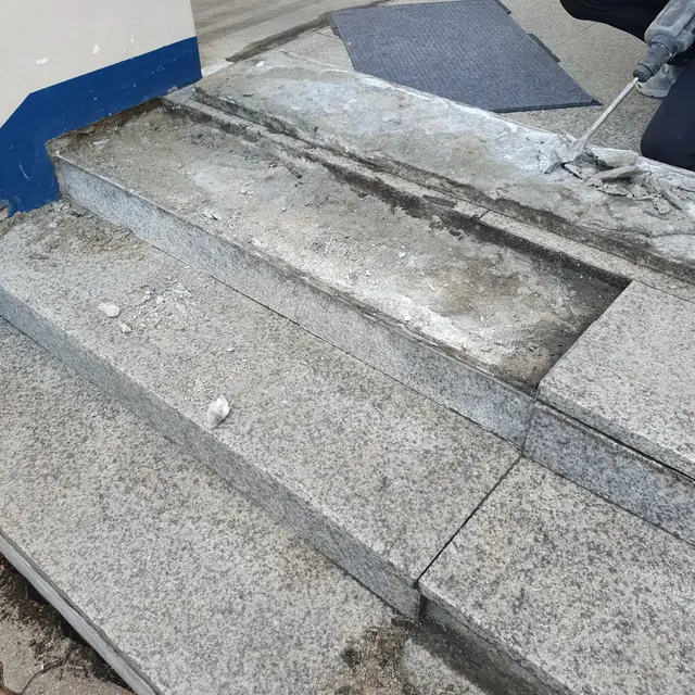 계단 디딤판 한쪽 모서리가 이 나가듯 깨져 떨어진 모습