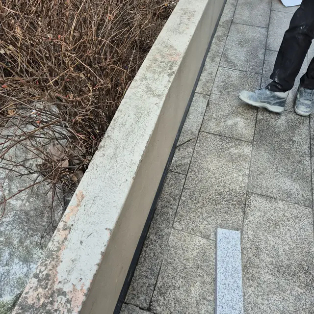 바닥 대리석 사이 이색 판이 도드라져 보이는 이음 부위